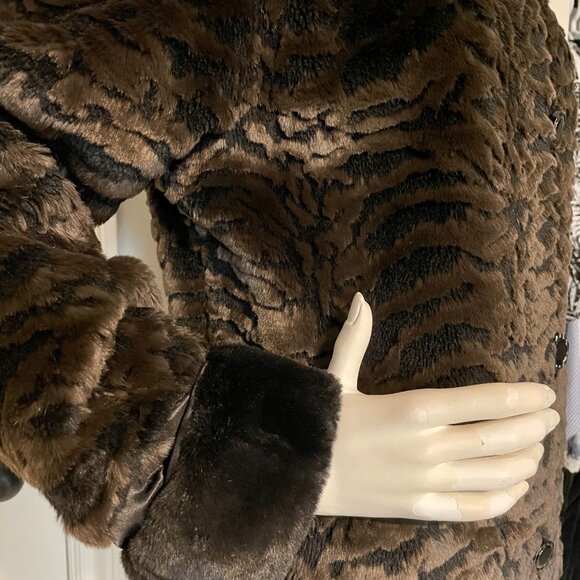 Fen-Nelli Elegant Black & Brown Faux Fur Coat - Picture 3 of 9